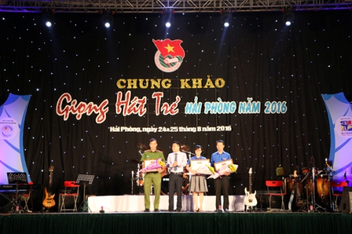 Đồng chí Trần Quang Tường- Bí thư Thành đoàn trao tặng Bằng khen BCH Thành đoàn cho các đơn vị đã triển khai và tổ chức tốt Cuộc thi